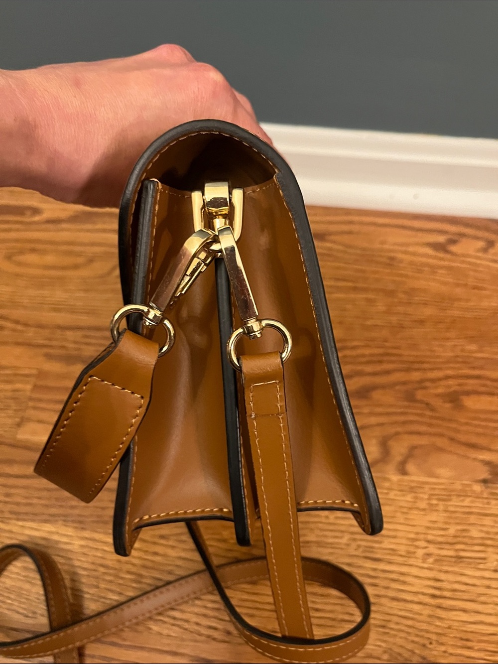 Roberta Rossi Leather Crossbody Handbag - Picture 6 of 9